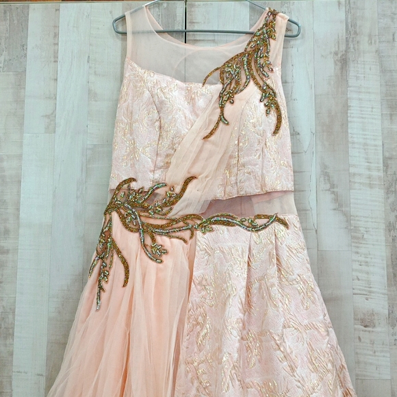 Heavy wedding dress - Picture 3 of 9